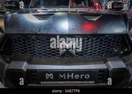 BELGRAD, SERBIEN - 22. MÄRZ 2025: Dongfeng MHero-Logo auf einem Hybrid-Elektro-SUV in einem Autohändler in Belgrad. Dongfeng ist eine chinesische CA Stockfoto