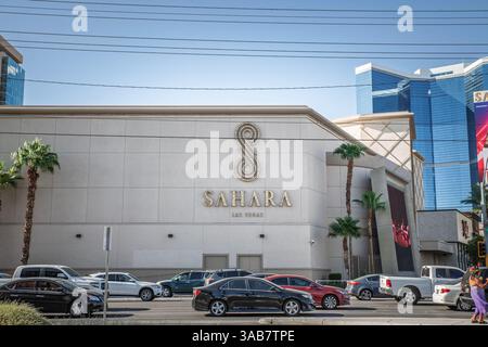 LAS VEGAS, 21. AUGUST 2024: Außenansicht des Sahara Las Vegas Hotels und Kasinos in einer belebten Straße in Las Vegas, Nevada. Teil der Meruelo Group, das ist's. Stockfoto