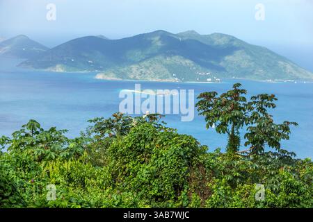 Road Town Tortola, British Virgin Islands BVI, Blick von der North Coast Road, Central Mountain Range Spine, Jost Van Dyke, Sandy Cay, Cane Garden Bay, tropisch Stockfoto