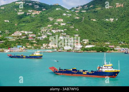 Road Town Tortola, British Virgin Islands BVI, Road Harbour Harbour Harbour, Baughers Bay, zentrale Bergkette, Hügelhäuser, tropische Stadtlandschaft, Auto Stockfoto