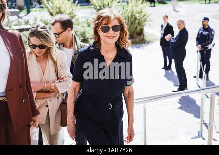 Mailand, Italien. April 2025. Die US-amerikanische Schauspielerin Susan Sarandon wird durch die Straßen des Zentrums auf dem Weg zur Eröffnungsveranstaltung der Milano Art Week 2025 in Mailand beobachtet. (Foto: Alessandro Bremec/SOPA Images/SIPA USA) Credit: SIPA USA/Alamy Live News Stockfoto