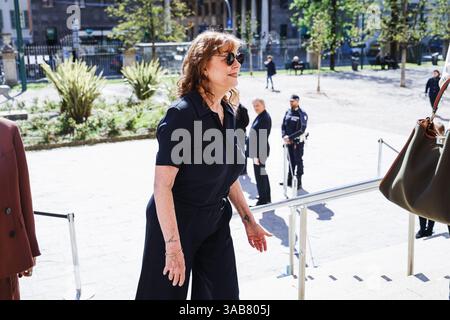 Mailand, Italien. April 2025. Die US-amerikanische Schauspielerin Susan Sarandon wird durch die Straßen des Zentrums auf dem Weg zur Eröffnungsveranstaltung der Milano Art Week 2025 in Mailand beobachtet. Quelle: SOPA Images Limited/Alamy Live News Stockfoto