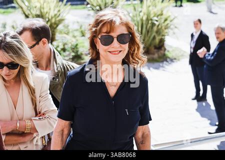Mailand, Italien. April 2025. Die US-amerikanische Schauspielerin Susan Sarandon wird durch die Straßen des Zentrums auf dem Weg zur Eröffnungsveranstaltung der Milano Art Week 2025 in Mailand beobachtet. Quelle: SOPA Images Limited/Alamy Live News Stockfoto