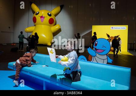 London, Großbritannien. Februar 2025. Besucher werden vor der Pikachu-Dekoration gespendet. London ist Austragungsort der ikonischen Pokemon Europe International Championships (EUIC) im Excel London. Die Gewinner des Wettbewerbs werden zu den Pokémon-Weltmeisterschaften 2025, die später im August 2025 in Anaheim, USA, ausgetragen werden, gehen. (Foto: Jasmine Leung/SOPA Images/SIPA USA) Credit: SIPA USA/Alamy Live News Stockfoto