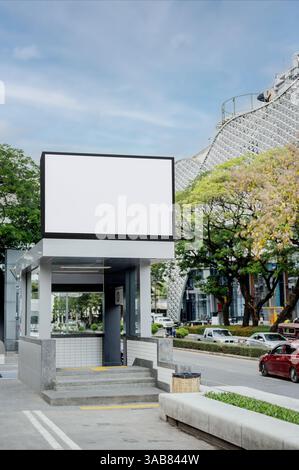 Die LED-Platine für Außenwerbung mit leerem Bildschirm oder weißem Bildschirm an einem Eingang zur U-Bahn-Station in der Nähe des Einkaufszentrums. Modell für Werbung oder Design Stockfoto