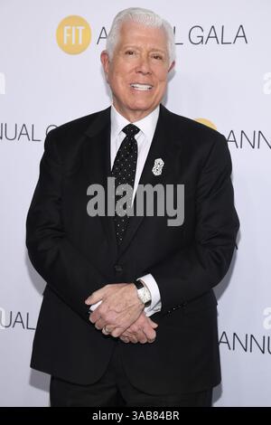 New York, USA. April 2025. Dennis Basso nimmt am 1. April 2025 an der jährlichen Gala der FIT im Glasshouse NYC, New York, NY, Teil 2025. (Foto: Anthony Behar/SIPA USA) Credit: SIPA USA/Alamy Live News Stockfoto