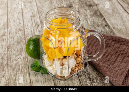 Gourmet-Ricotta-Käse mit frischer Mango Stockfoto