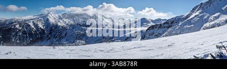 Majestätisches Panorama der balkanberge. Felsige Gipfel mit Schnee in Bulgarien Stockfoto