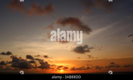 Ästhetischer Blick auf Balis Strand bei Sonnenuntergang im Sommer Stockfoto