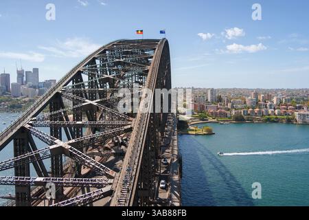 Ein Boot segelt in Richtung des berühmten Bogens der Sydney Harbour Bridge in Sydney Harbour Australia Stockfoto