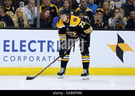 April 2018; Boston, MA, USA; Charlie McAvoy (73), Verteidiger der Boston Bruins, während eines Spiels zwischen den Florida Panthers und Boston Bruins im TD Garden. Florida besiegte Boston mit 4:2. Anthony Nesmith/CSM(Credit Image: &Copy; Anthony Nesmith/CSM via ZUMA Wire) Stockfoto