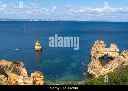 Portugiesischer Küstenblick Ponta da Piedade Spaziergang Lagos Portugal klares Meer an einem schönen Tag Stockfoto