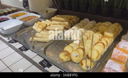 Selbstbedienungsbuffet mit frischen Salaten, Gemüse und gekochten Eiern Stockfoto