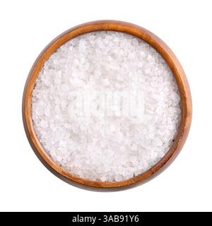 Grobes Salz aus dem Toten Meer in Holzschale, isoliert, von oben. Kristallisiertes Salz aus dem Toten Meer. Stockfoto