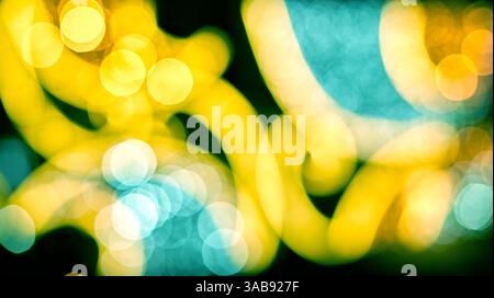Sanft bewegliches Licht zeigt sich in einer verschwommenen Palette von hellen Farben mit kreisförmigen Formen, die eine energetische und abstrakte Atmosphäre hervorrufen. Stockfoto