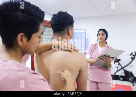 Patienten in einer ecuadorianischen Physiotherapieklinik werden behandelt und evaluiert. Medizinisches Fachpersonal bietet fachkundige Betreuung in einem modernen Setting Desi Stockfoto