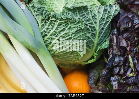 Eine lebendige Mischung aus frischen Produkten mit einer Vielzahl von bunten Obst und Gemüse. Dieses Sortiment umfasst knuspriges Grün, Blattkohl und eine Brig Stockfoto