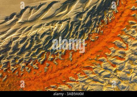 Ein faszinierender Blick aus der Vogelperspektive auf die Sanddünen mit markanten Orange- und Beigetönen, die die Schönheit der Naturmuster und -Strukturen in einer fesselnden La zeigen Stockfoto