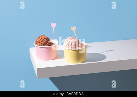 Eine moderne Eiskomposition mit Schokoladen- und Erdbeerlöffeln. Der klare Hintergrund und die sanfte Beleuchtung sorgen für einen frischen, einladenden Look. Stockfoto