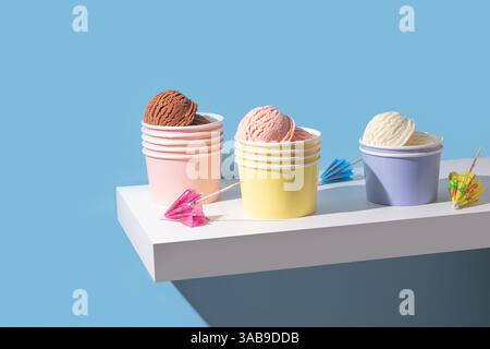 Eine moderne Eiskomposition mit Schokoladen-, Erdbeeren- und Vanillekugeln. Der klare Hintergrund und die sanfte Beleuchtung sorgen für einen frischen, einladenden Look. Stockfoto