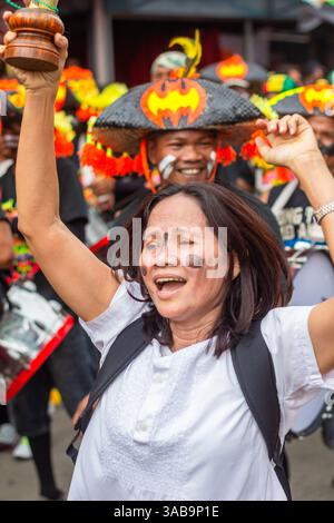 Eine Frau in festlicher Stimmung, die die lebhafte Atmosphäre des Ati-Atihan Festivals in Kalibo, Philippinen, genießt Stockfoto