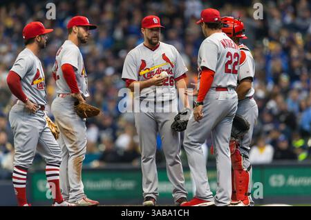 2. April 2018: Mike Matheny #22, Manager der St. Louis Cardinals, holt den St. Louis Cardinals-Relief-Pitcher Bud Norris #26 aus dem Spiel während des Major League Baseball-Spiels zwischen den Milwaukee Brewers und den St. Louis Cardinals im Miller Park in Milwaukee, WI. Kardinäle besiegten die Brewers mit 8:4. John Fisher/CSM(Credit Image: &Copy; John Fisher/CSM via ZUMA Wire) Stockfoto