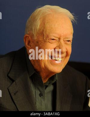 31. Dezember 2008 – Manhattan, New York, Vereinigte Staaten von Amerika – NEW YORK, NY – 26. MÄRZ: Der ehemalige US-Präsident Jimmy Carter lächelt während einer Buchunterzeichnungsveranstaltung für sein neues Buch „Faith: A Journey for All“ im Barnes & Noble Bookstore in Midtown Manhattan, 26. März 2018 in New York City. Carter, 93 Jahre alt, ist seit seinem Ausscheiden aus dem Amt im Jahr 1981 ein produktiver Autor und veröffentlichte Dutzende von Büchern... People: Jimmy Carter. (Kreditbild: © SMG via ZUMA Wire) Stockfoto