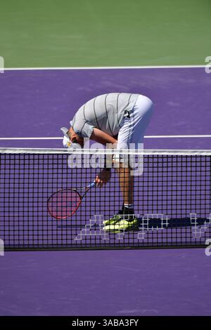 1. April 2018: Key Biscayne, Florida, Vereinigte Staaten von Amerika - KEY BISCAYNE, FL - 01. APRIL: John Isner (USA) besiegt Alexander Zverev (GER) 67(4) 64 64 im Mens Final bei den Miami Open am 1. April 2018 im Crandon Park Tennis Center in Key Biscayne, Florida. (Kreditbild: © SMG via ZUMA Wire) Stockfoto