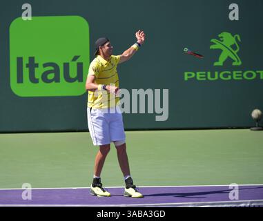 1. April 2018: Key Biscayne, Florida, Vereinigte Staaten von Amerika - KEY BISCAYNE, FL - 01. APRIL: John Isner (USA) besiegt Alexander Zverev (GER) 67(4) 64 64 im Mens Final bei den Miami Open am 1. April 2018 im Crandon Park Tennis Center in Key Biscayne, Florida. (Kreditbild: © SMG via ZUMA Wire) Stockfoto