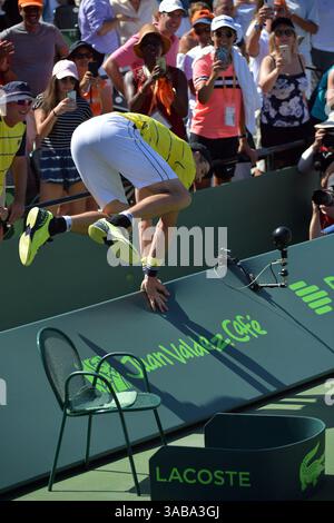 1. April 2018: Key Biscayne, Florida, Vereinigte Staaten von Amerika - KEY BISCAYNE, FL - 01. APRIL: John Isner (USA) besiegt Alexander Zverev (GER) 67(4) 64 64 im Mens Final bei den Miami Open am 1. April 2018 im Crandon Park Tennis Center in Key Biscayne, Florida. (Kreditbild: © SMG via ZUMA Wire) Stockfoto