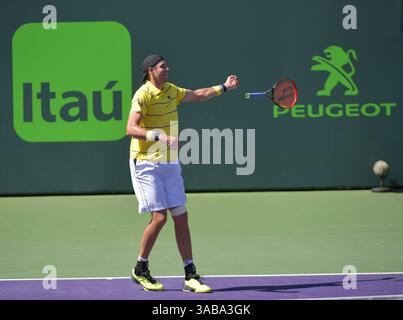 1. April 2018: Key Biscayne, Florida, Vereinigte Staaten von Amerika - KEY BISCAYNE, FL - 01. APRIL: John Isner (USA) besiegt Alexander Zverev (GER) 67(4) 64 64 im Mens Final bei den Miami Open am 1. April 2018 im Crandon Park Tennis Center in Key Biscayne, Florida. (Kreditbild: © SMG via ZUMA Wire) Stockfoto