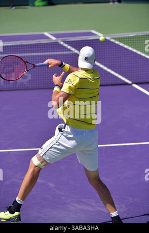1. April 2018: Key Biscayne, Florida, Vereinigte Staaten von Amerika - KEY BISCAYNE, FL - 01. APRIL: John Isner (USA) besiegt Alexander Zverev (GER) 67(4) 64 64 im Mens Final bei den Miami Open am 1. April 2018 im Crandon Park Tennis Center in Key Biscayne, Florida. (Kreditbild: © SMG via ZUMA Wire) Stockfoto