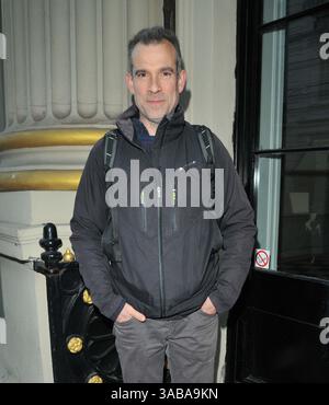 London, Großbritannien. April 2025. Dr. Chris van Tulleken beim Unwin Award 2025, The Royal Institution, Albemarle Street, Mayfair, am Dienstag, den 1. April 2025 in London, England, Großbritannien. CAP/CAN © CAN/Capital Pictures Credit: Capital Pictures/Alamy Live News Stockfoto