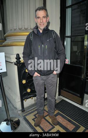 London, Großbritannien. April 2025. Dr. Chris van Tulleken beim Unwin Award 2025, The Royal Institution, Albemarle Street, Mayfair, am Dienstag, den 1. April 2025 in London, England, Großbritannien. CAP/CAN © CAN/Capital Pictures Credit: Capital Pictures/Alamy Live News Stockfoto