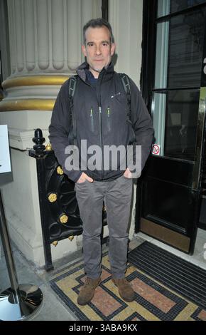 London, Großbritannien. April 2025. Dr. Chris van Tulleken beim Unwin Award 2025, The Royal Institution, Albemarle Street, Mayfair, am Dienstag, den 1. April 2025 in London, England, Großbritannien. CAP/CAN © CAN/Capital Pictures Credit: Capital Pictures/Alamy Live News Stockfoto