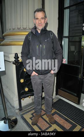 London, Großbritannien. April 2025. Dr. Chris van Tulleken beim Unwin Award 2025, The Royal Institution, Albemarle Street, Mayfair, am Dienstag, den 1. April 2025 in London, England, Großbritannien. CAP/CAN © CAN/Capital Pictures Credit: Capital Pictures/Alamy Live News Stockfoto