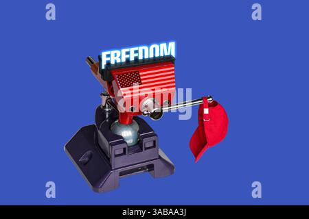 Das Wort „FREIHEIT“ wurde in einem Laster zerschmettert, das mit der US-Flagge und der roten Präsidentenkappe markiert war – eine Metapher für wachsenden politischen Druck und Freiheitsverlust Stockfoto