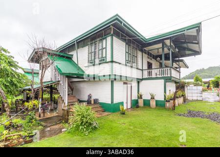 Zweistöckiges philippinisches Holzhaus aus den 1950er Jahren in Ajuy, Iloilo, Philippinen Stockfoto