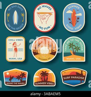 Set mit neun Beach Vector Badges. Handgezeichnete Palmen und Strandelemente im Retro-Stil. Sommer-Labels, Abzeichen und Symbole Stock Vektor