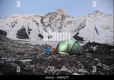Zelte für die Nacht. Bergsteigercamp am Fuße des Khan Tengri Berges. Stockfoto