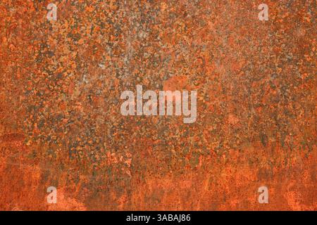 Rost und oxidierte, schwermetallbraune Textur. Rostiger orangener abstrakter Hintergrund aus Grunge-Eisen. Alte und schmutzige, beschädigte Wandfläche des Eisengebäudes. Rostiges Ro Stockfoto