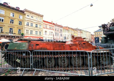Lemberg, Ukraine - 4. September 2022: Amphibischer gepanzerter Personentransporter MT-LB mit Planierschild auf der russischen Invasionsausstellung. Zerstört, burne Stockfoto