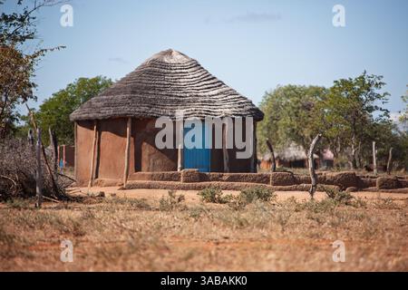 Traditionelle Dorfhäuser afrika, setswana traditionelles Strohdach Südafrika und Botswana Stammeshäuser Stockfoto