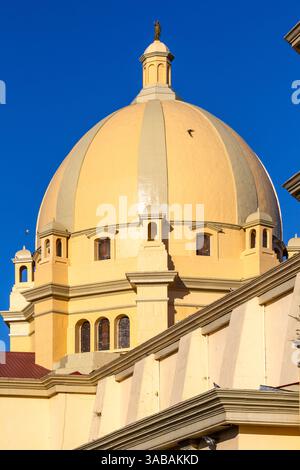 Die große Kuppel der Kathedrale von San Sebastian, auch bekannt als Kathedrale von Lipa, steht in Batangas als Symbol des Glaubens und des philippinisch-spanischen Erbes Stockfoto