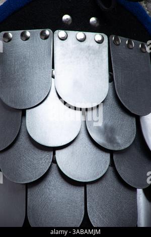 Stapel von silbernen Metallschuppen. Dieses Bild zeigt eine Nahaufnahme eines Stapels einzelner, abgerundeter Silbermetallskalen, die wahrscheinlich für Kreatin bestimmt sind Stockfoto
