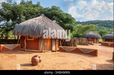 Kgotla traditionelle Dorfhäuser in afrika, setswana traditionelles Strohdach in Südafrika und Botswana Stammeshäuser Stockfoto
