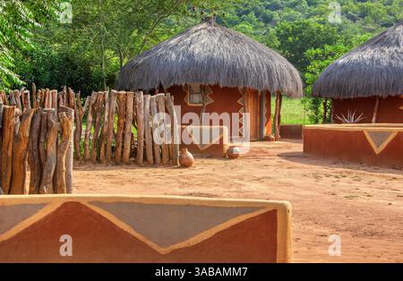 Kgotla traditionelle Dorfhäuser in afrika, setswana traditionelles Strohdach in Südafrika und Botswana Stammeshäuser Stockfoto