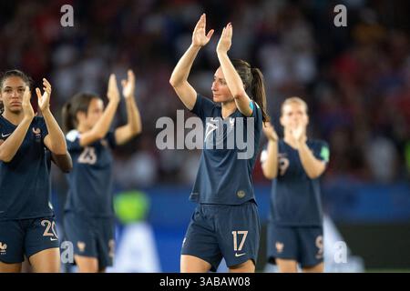 Dateifoto - Gaetane Thiney aus Frankreich reagiert, nachdem er am 28. Juni 2019 im Parc des Princes-Stadion in Paris gegen die Vereinigten Staaten in einem Viertelfinalspiel bei der FIFA Frauen-Weltmeisterschaft Frankreich 2019 verlor. Nach mehr als 20 Jahren Karriere hat Gaëtane Thiney das Ende ihrer Karriere als Profifußballer angekündigt. Die legendäre 39-jährige Kapitänin des FC Paris wird ihre Karriere im Jahr 2025 ankündigen, obwohl sie weiterhin in den letzten großen Spielen für ihren Verein spielen wird, darunter in den Play-offs der Liga und im Finale des Coupe de France gegen PSG. 2012 und 201 zum besten D1-Spieler gewählt Stockfoto
