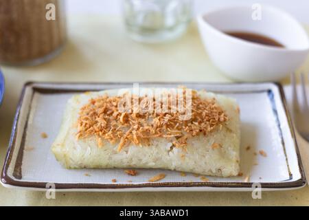 Suman aus klebrigem Reis mit süßer Kokosnuss, serviert in einem lokalen Café in Batangas, Philippinen Stockfoto