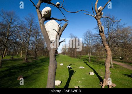 Serpentine South, London, Großbritannien. April 2025. Pressevorschau: Serpentine Süd, Giuseppe Penone Gedanken in den Wurzeln. Quelle: Matthew Chattle/Alamy Live News Stockfoto